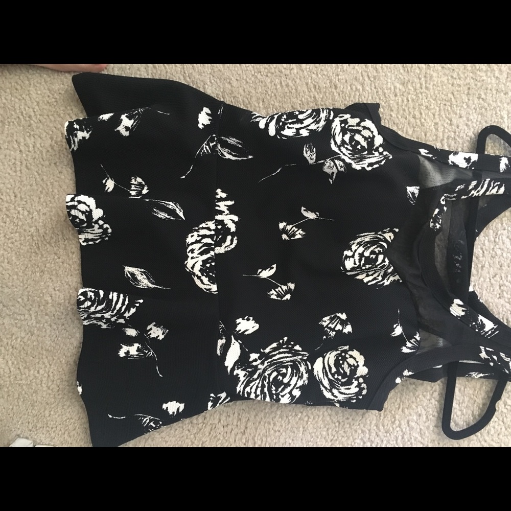 Black and white plump top