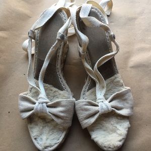 UGGS IVORY WRAP AROUND WEDGE HEELS 8.5