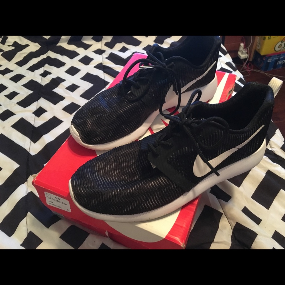 Women's Nike Roshe- Size 6.5