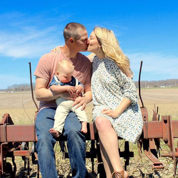 Meet your Posher, Nichole - Picture 2 of 3