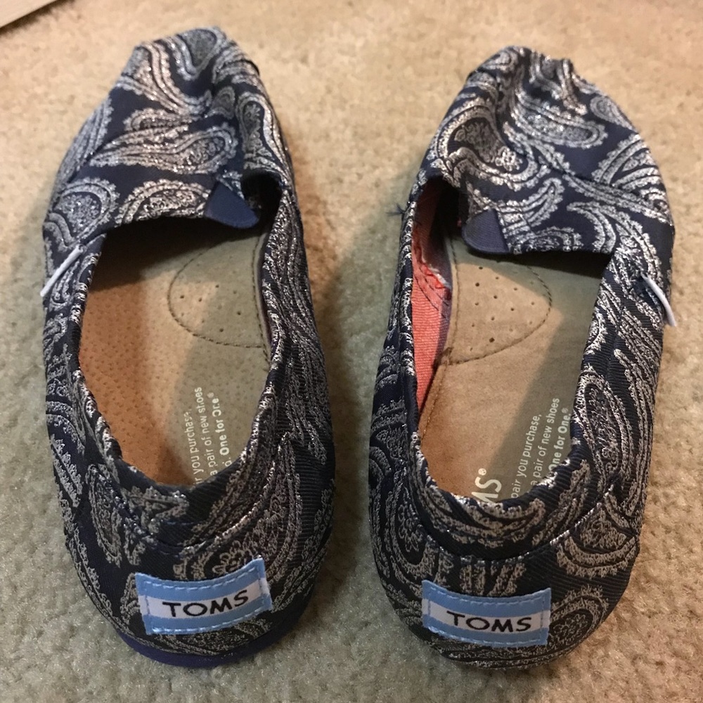 Toms classic Navy with Silver Paisley