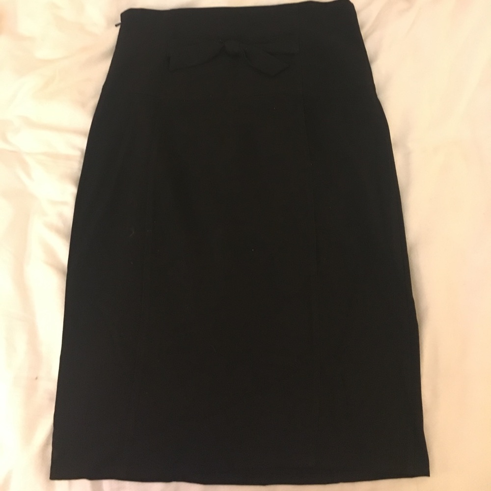 Small black pencil skirt with bow