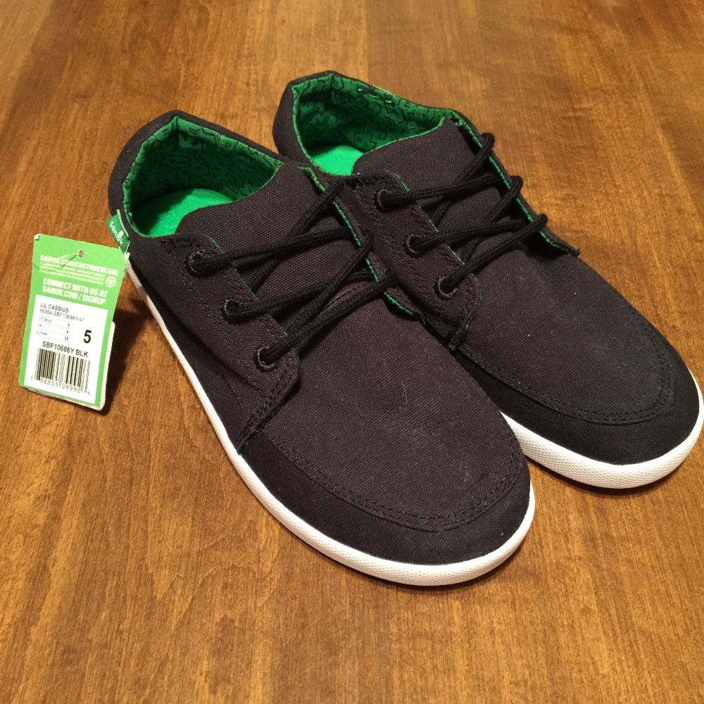 NEW! Sanuk Lil Cassius Black Sneaker Boys Size 5