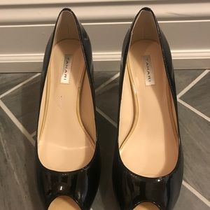 Tahari size 6 patent leather heel