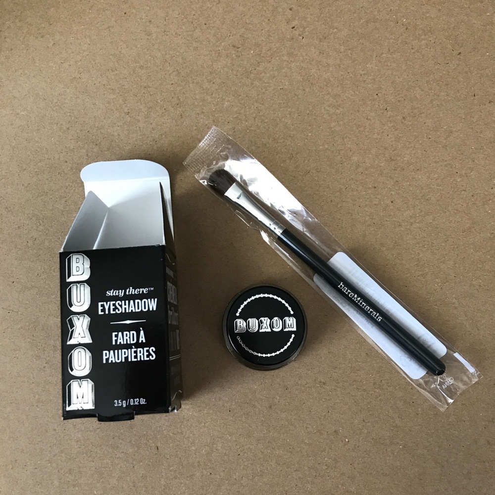 Buxom Stay There Eyeshadow Tapered Eyeshadow Brush