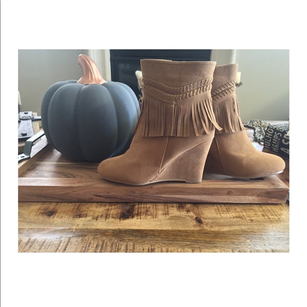 NWOT, Tan ankle fringe boot!