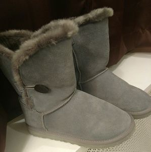 Womens sz 9 w ugg Bailey button boots