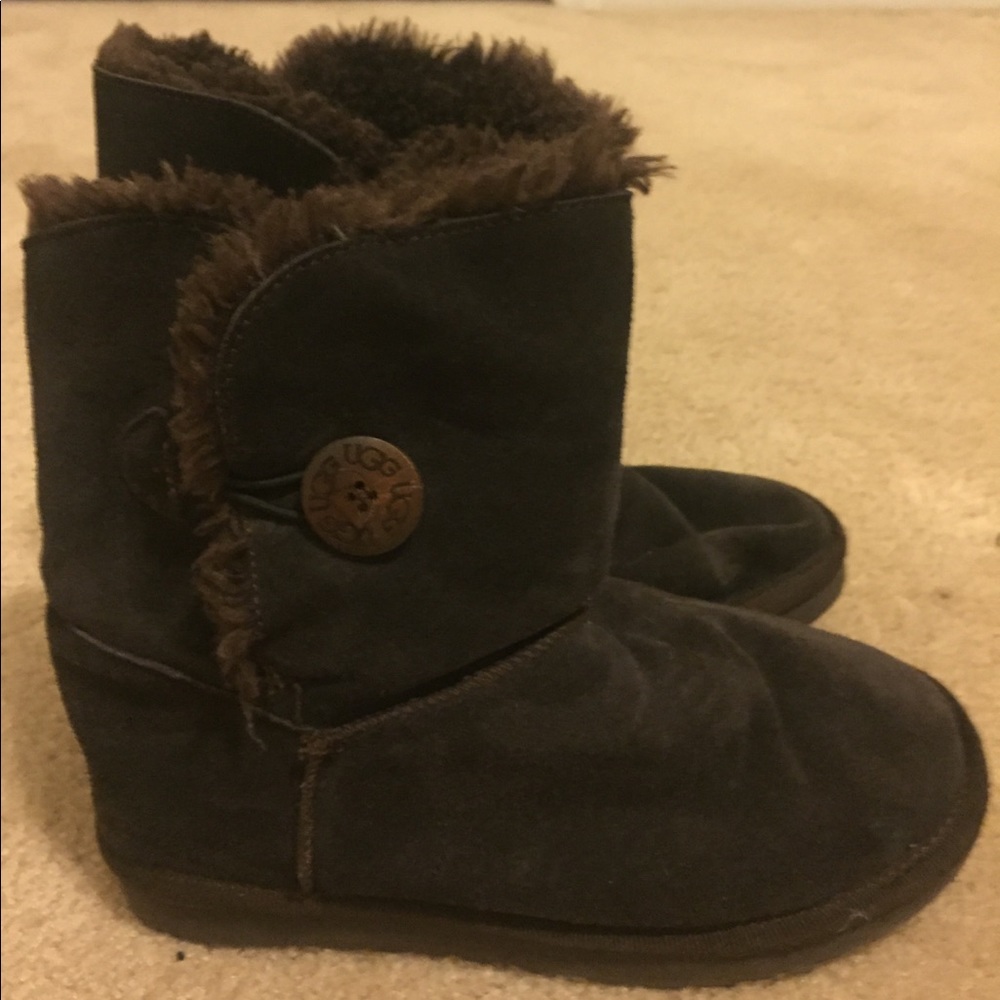 Brown bailey button short uggs