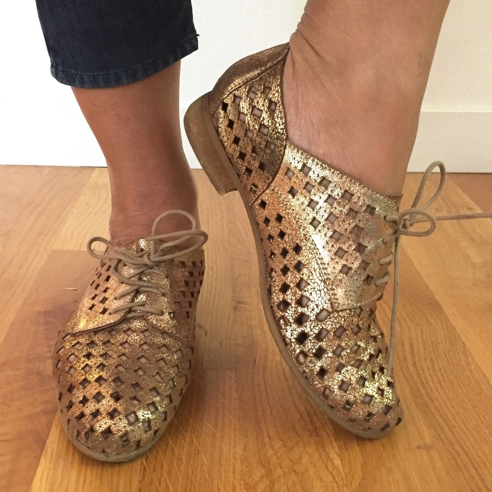 Metallic gold perforated lace-up oxford loafers