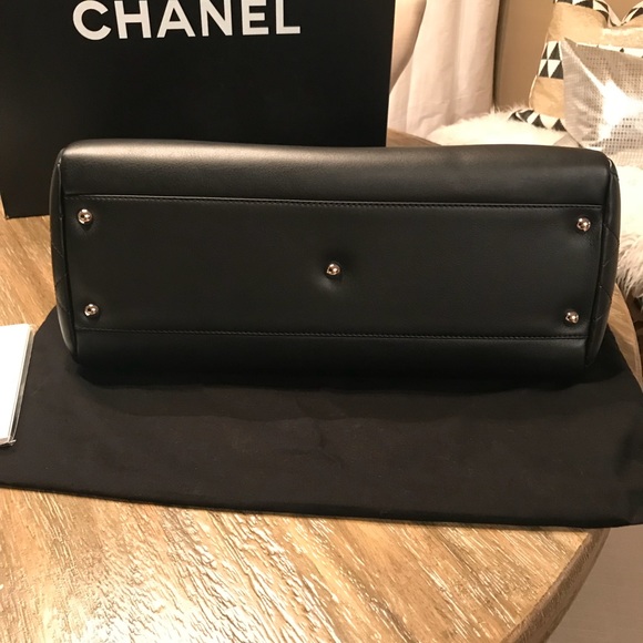 SOLD! Chanel Large Tote Authentic Black Calfskin - Picture 4 of 8