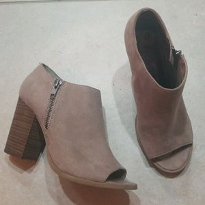 OPEN TOE BEIGE BOOTY