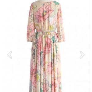 Maxi dress with long sleeves