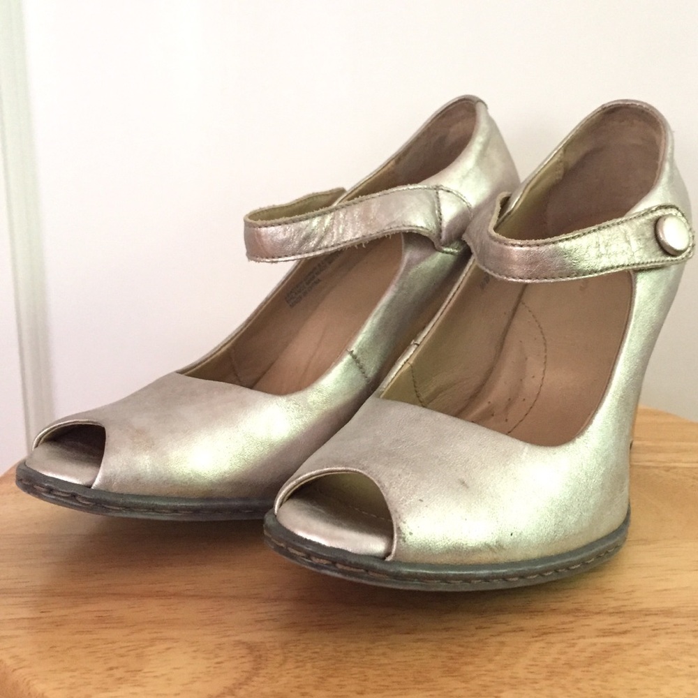 Gold metallic open-toe maryjanes