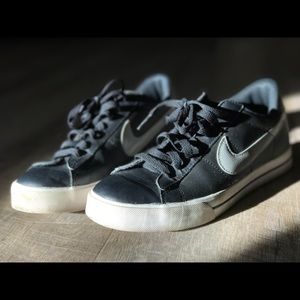 Size 9, Nike leather low-top