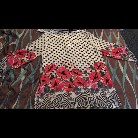 Beautiful Blouse 🌺 - Picture 2 of 3