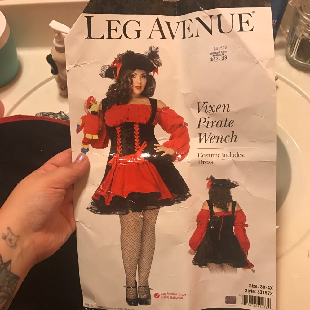 3x - 4x Leg Avenue Vixen Pirate Wench Costume