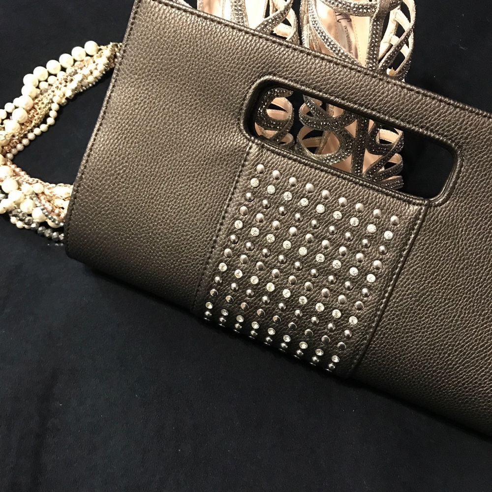 Gray/olive clutch