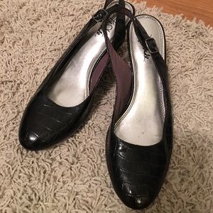 Simple low black heels Simple low black heels