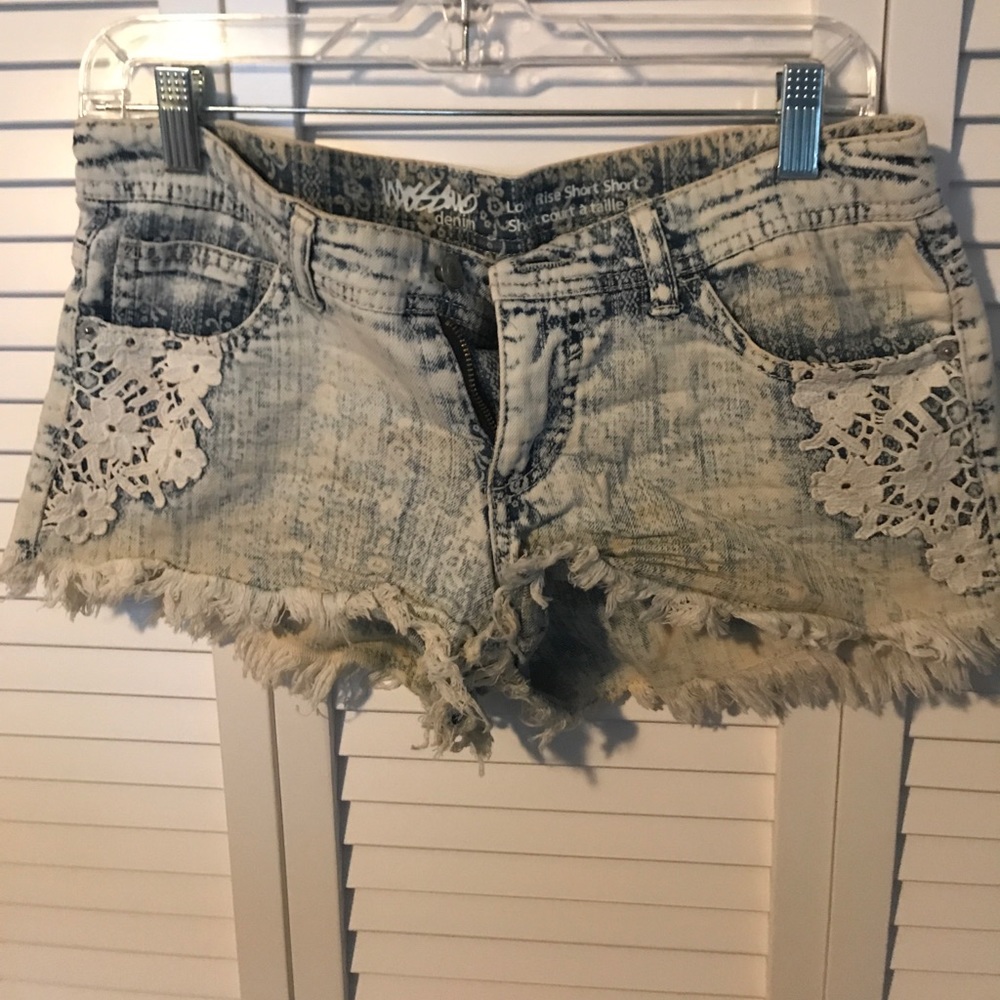 Cute lace floral jean shorts!