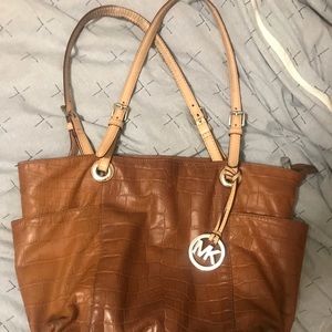 Michael Kors leather purse -used in good condition