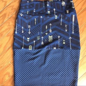 🖤🌺 LuLaRoe Cassie Sz S Arrows on Navy Background 🖤🌺 LuLaRoe Cassie Sz S Arrows on Navy Background