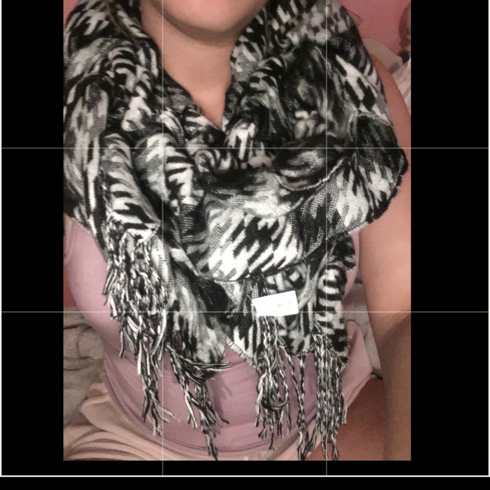 FALL/WINTER SCARF! GREAT CONDITION