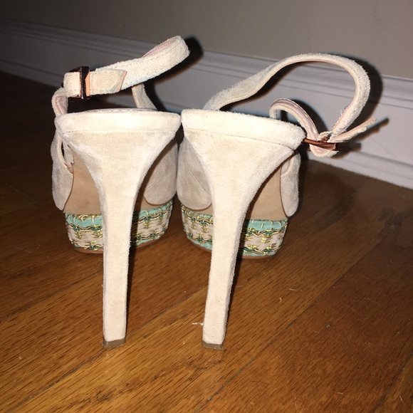 Vince Camuto Sling Backs - Picture 3 of 3
