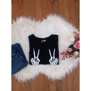 NWOT H&M Skeleton Hand Crop Tee 🍂💀 NWOT H&M Skeleton Hand Crop Tee 🍂💀
