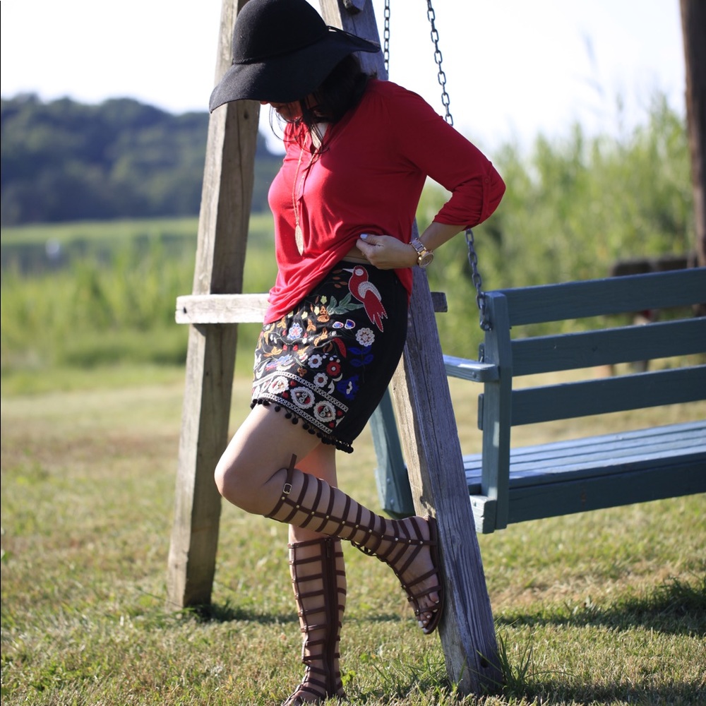 Embroidered mini skirt with pom poms