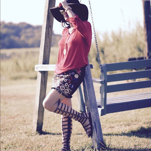 Embroidered mini skirt with pom poms - Picture 2 of 3