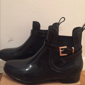Black ankle rain boots