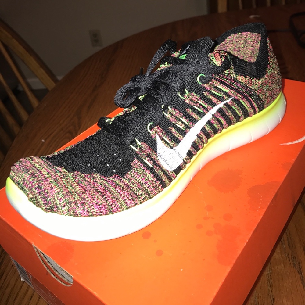 BRAND NEW NEVER WORN NIKE WOMENS FREE RN FLYKNIT