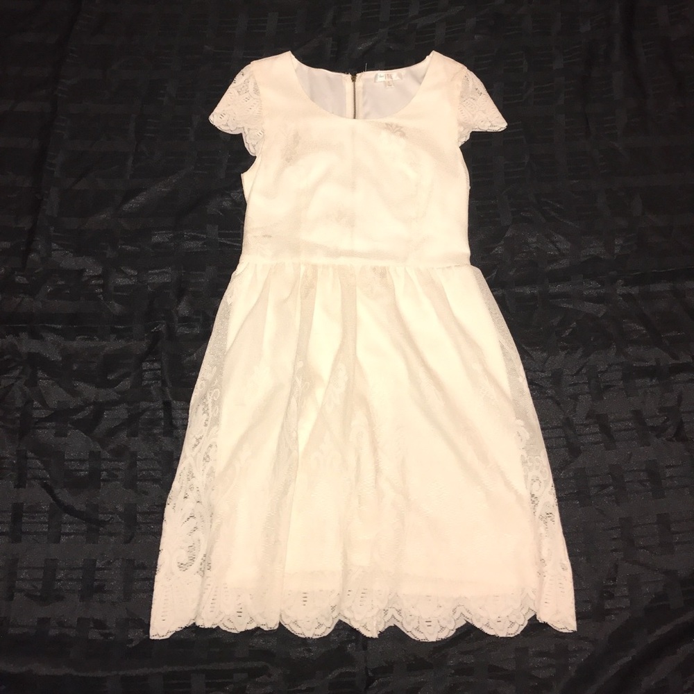Very cute ivory/white cap sleeve dress!