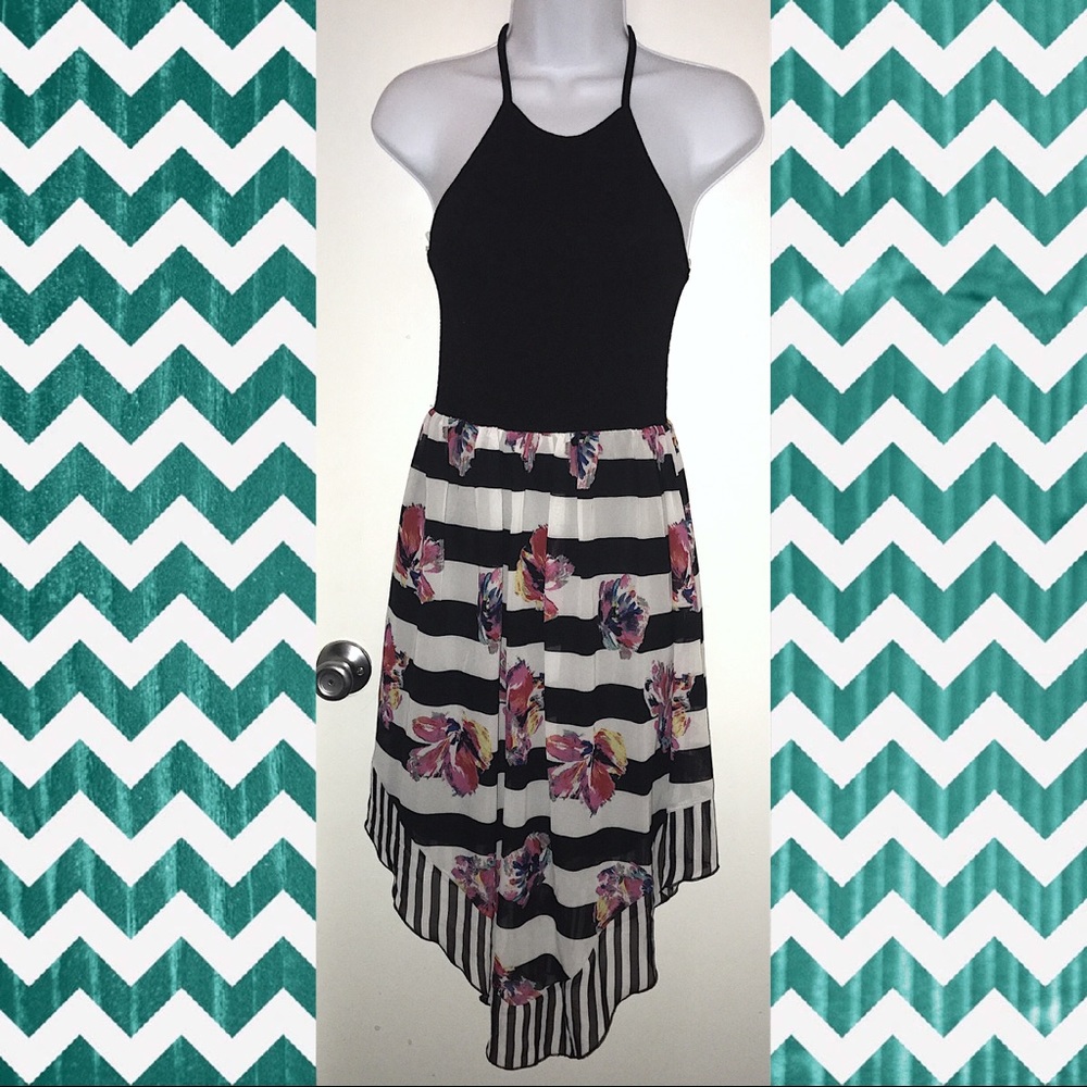 MOVING SALE!✨🙌🏼 Pretty Halter Floral Dress