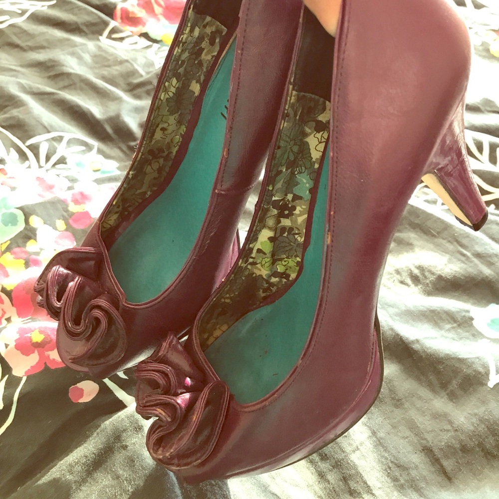 Cutest purple platform peep toe pumps