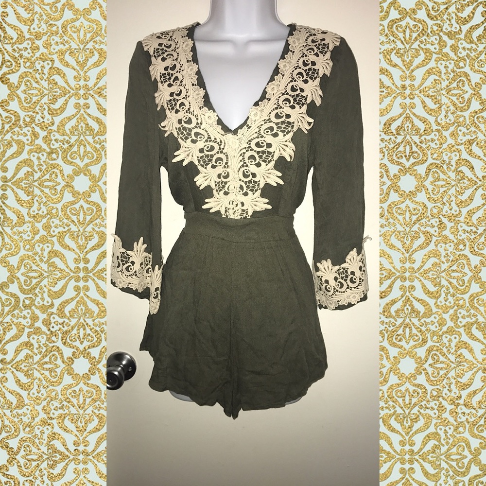 MOVING SALE!✨🙌🏼 Gorgeous Elegant Romper