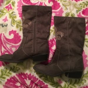 Brown Suade boots! Size 8 women's boots. Brown Suade boots! Size 8 women's boots.