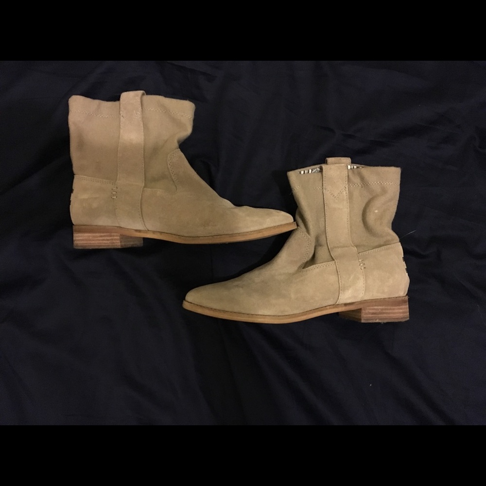 TOMS boots size 9