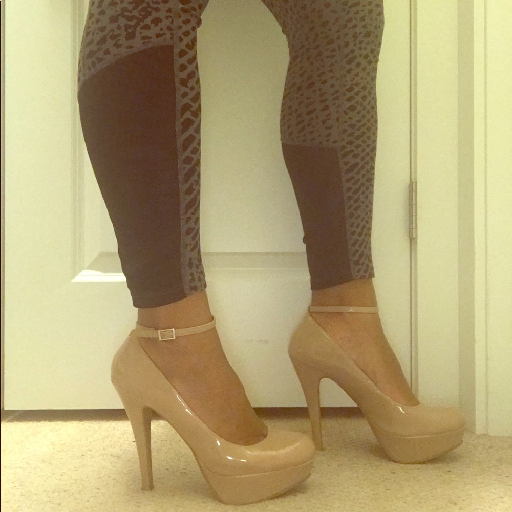 Nude pumps