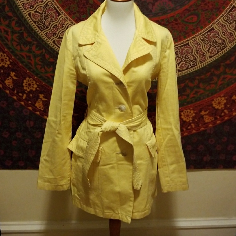 Light yellow, lightweight trenchcoat