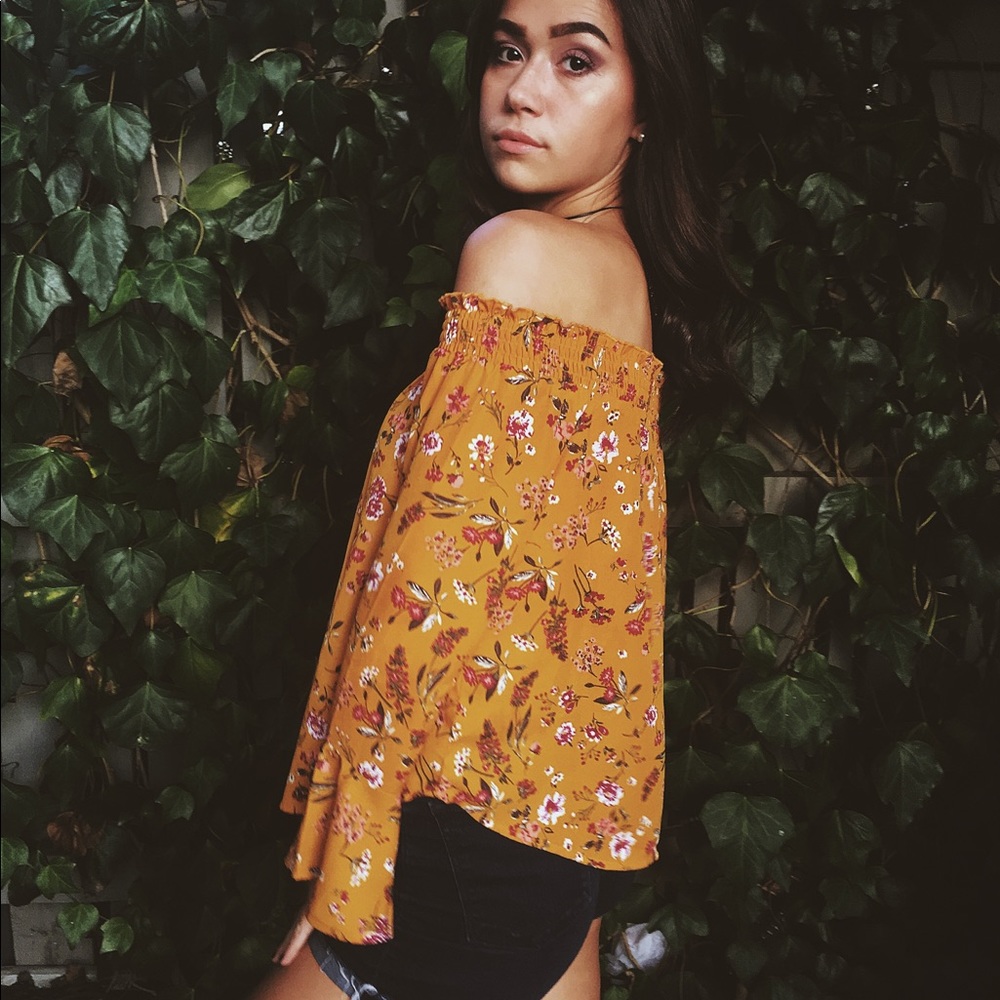 Off the shoulder flower long sleeve top