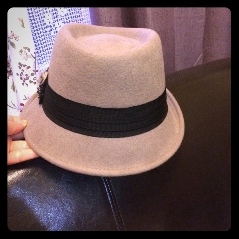 Vintage looking beige hat. Never been worn