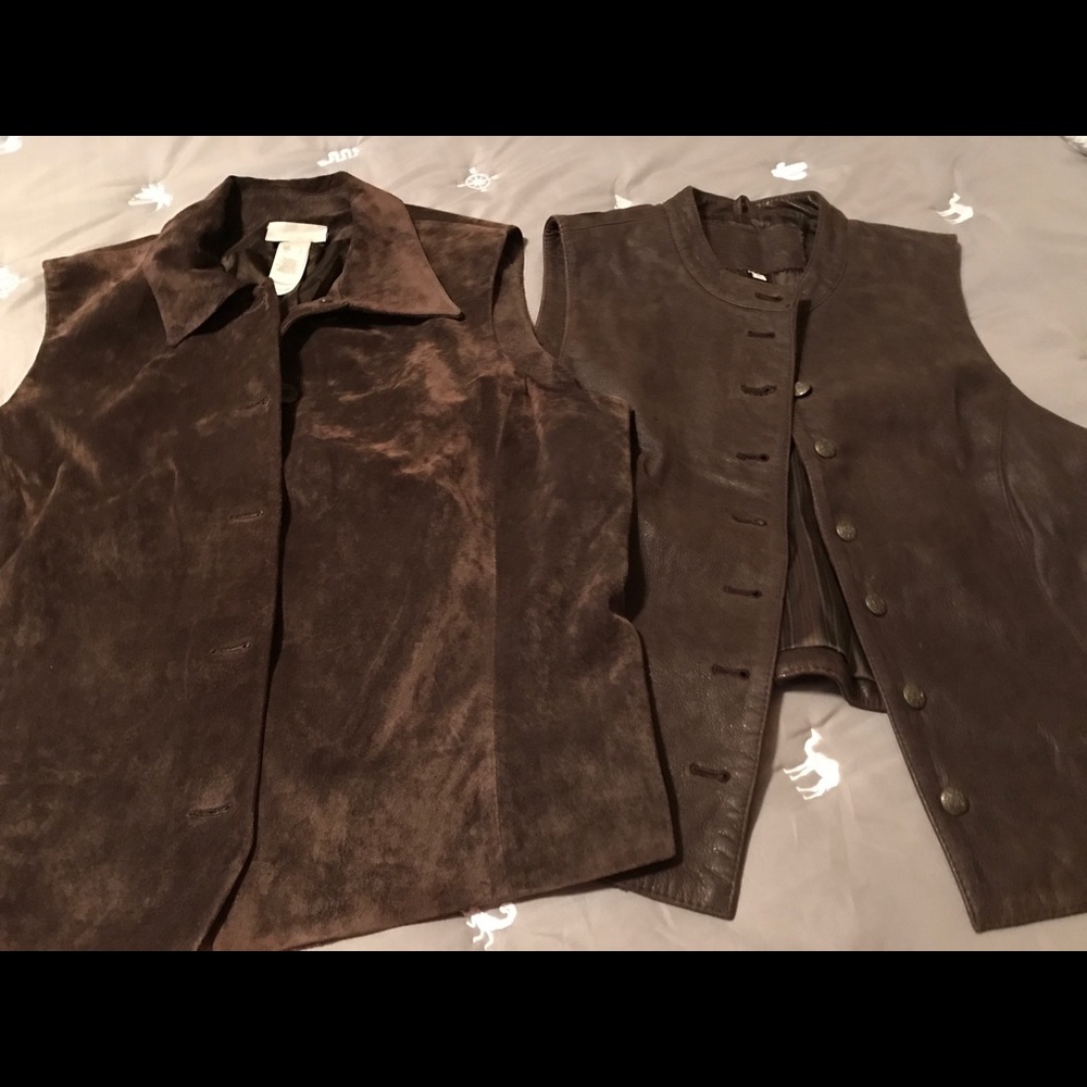 Lot of 2 vests.