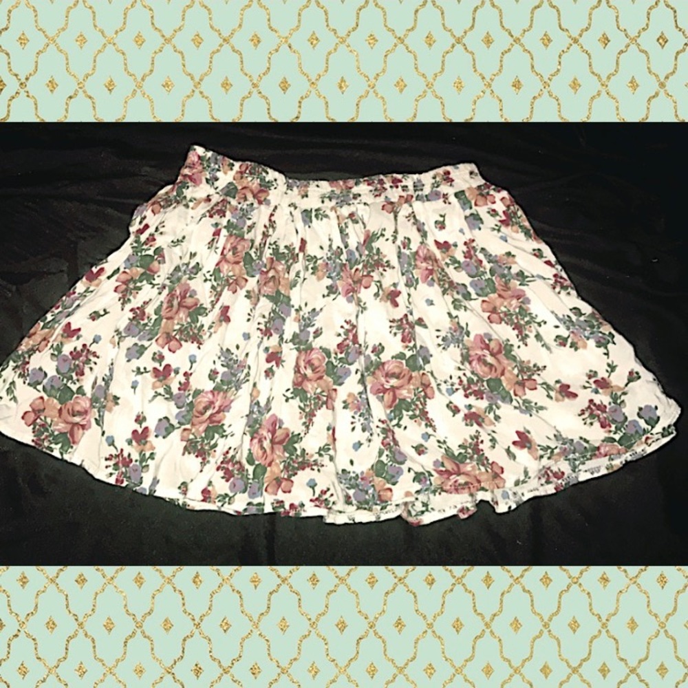 MOVING SALE!✨🙌🏼 Brandy Melville Floral skirt