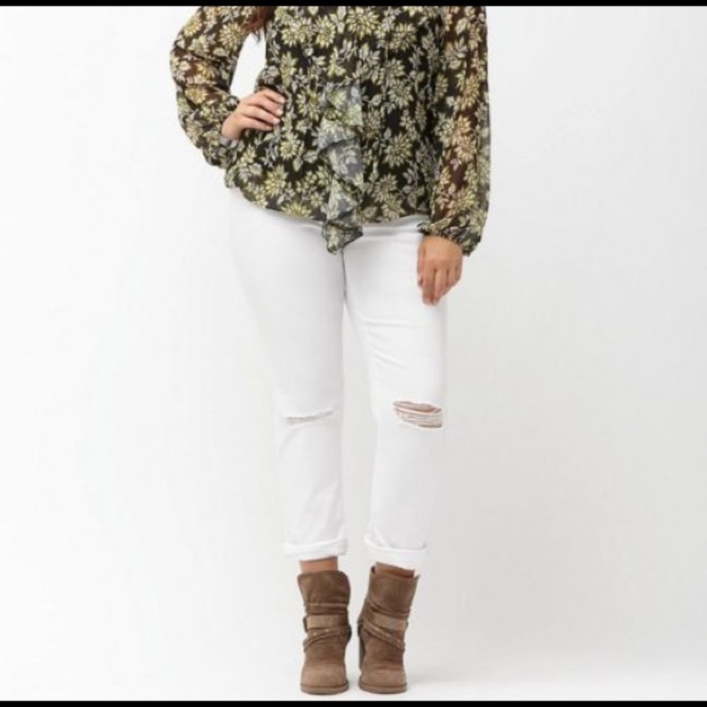 NWT Lane Bryant Distressed Boyfriend Jeans • 28