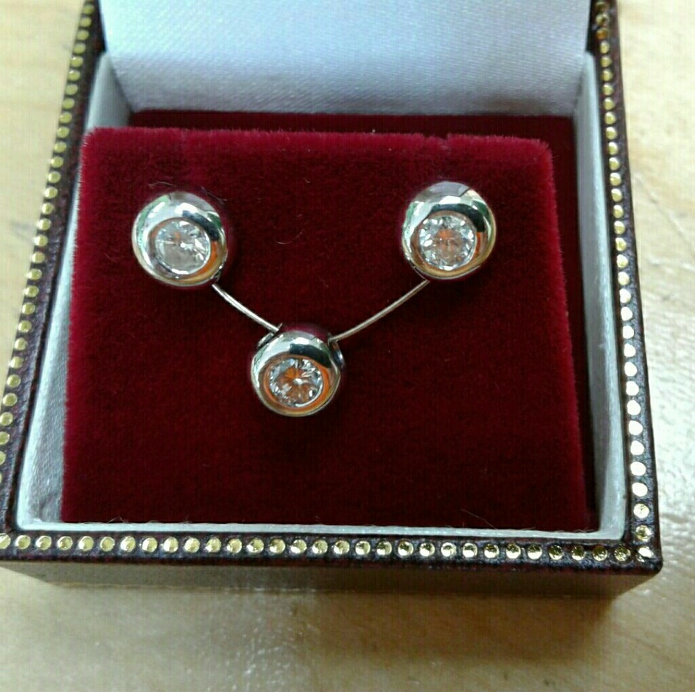 White gold diamond set