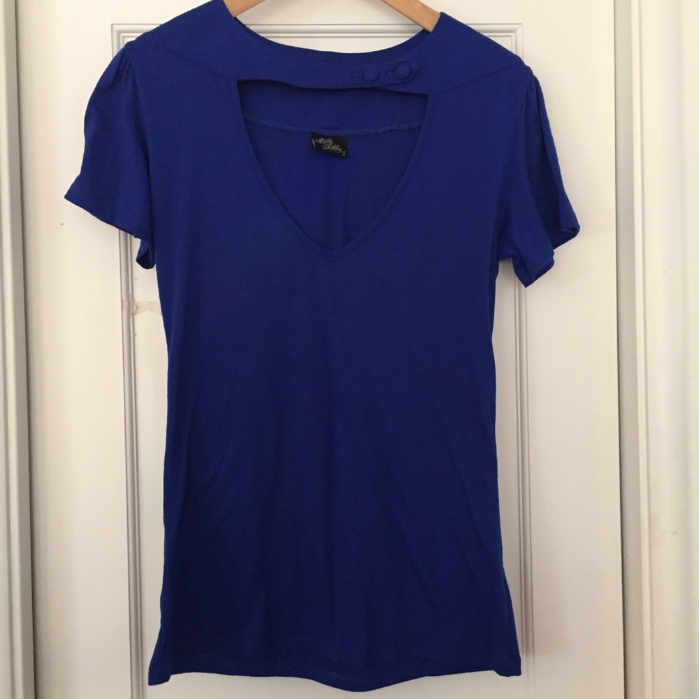Short sleeve keyhole top