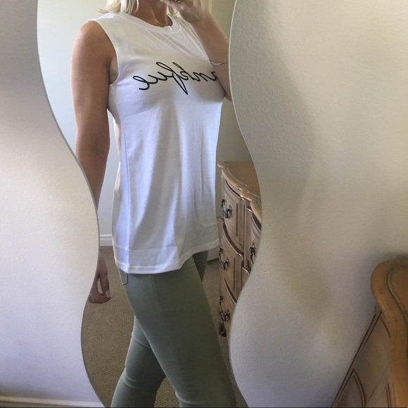 RESTOCKED✨HP✨White Sleeveless "Thankful" Tank Top✨ - Picture 5 of 6