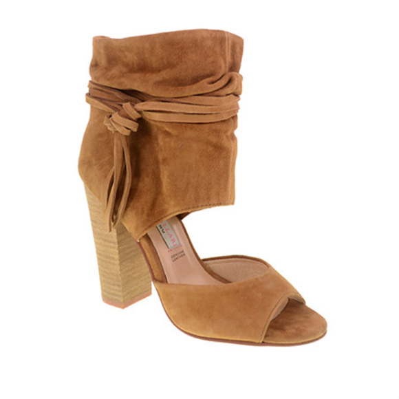 Leigh-2🎉Host Pick🎉 - Picture 2 of 4