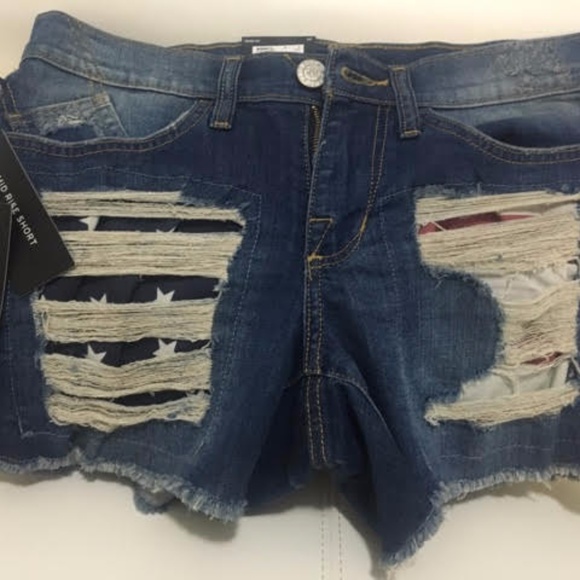 NWT ROCK & REPUBLIC RUGGED USA DISTRESSED SHORTS - Picture 1 of 4